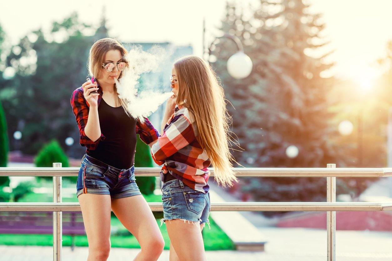 two women using temperature control vaping to enjoy their afternoon