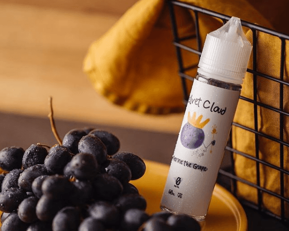 wine-flavored e-liquid Catherine the Grape on a plate wit a bunch of grapes